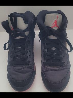 Air Jordan Boy’s Retro Basketball Shoes in Black and Red